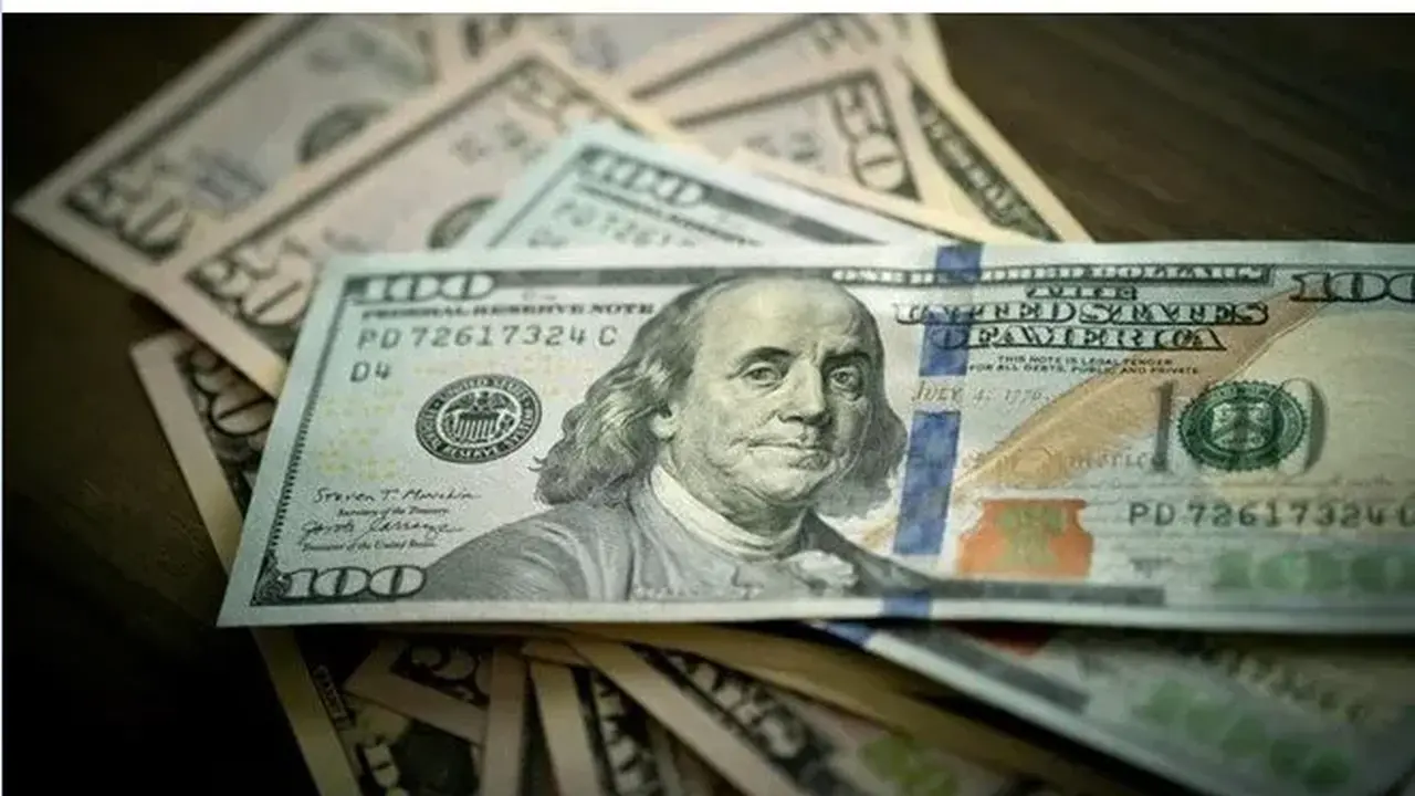 تراجع سعر صرف الدولار بقيمة تصل إلى 12 قرشاً في بنوك محلية